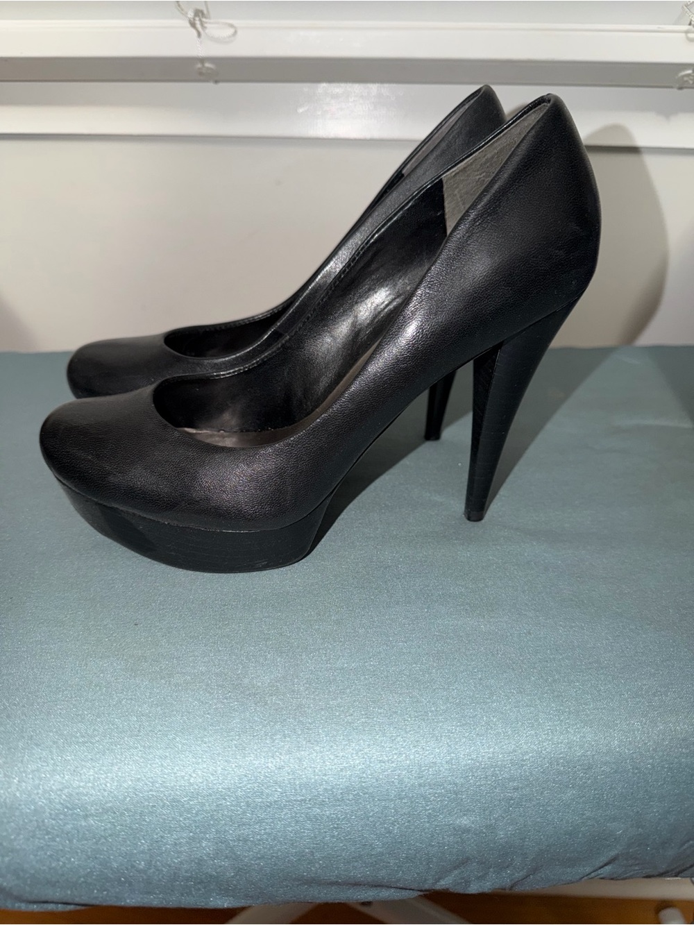 GUESS Black Rounded-Toe Classic Pumps - Picture 2 of 5